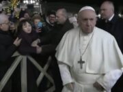 Papa Francesco irritato dal comportamento di una fedele