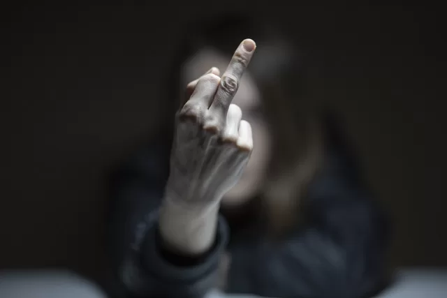 profanity-4617257_1280 perchè-usiamo-fare-il-dito-medio
