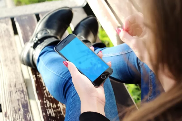 iphone-500291_1280 mobile-first-così-lo-smartphone-ridisegna-il-modo-di-vivere