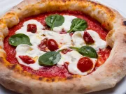 Pizza napoletana: il simbolo che racconta l’anima della città La-pizza-è come-il sole: nasce-a-Napoli e-illumina-il-mondo