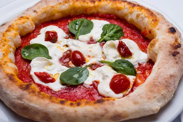 pizza-5275191_1280 La-pizza-è come-il sole: nasce-a-Napoli e-illumina-il-mondo