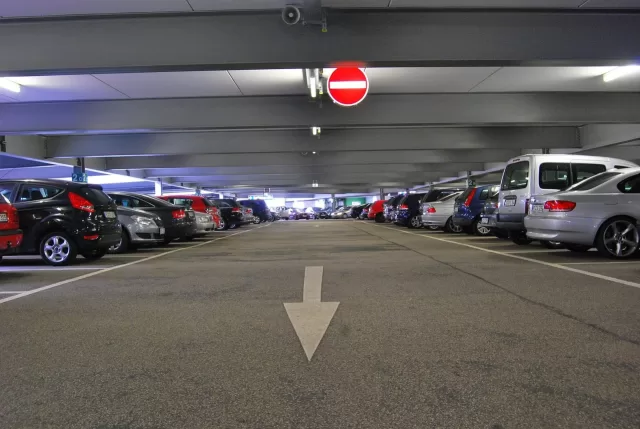 publicdomainpictures-parking-219767_1280 rc-auto-aree-private-devo-assicurare-auto-anche-se-ferma