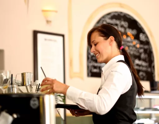 Caccia ai lavoratori stagionali: perché il settore turistico è in crisi profonda crisi-di-lavoratori-stagionali